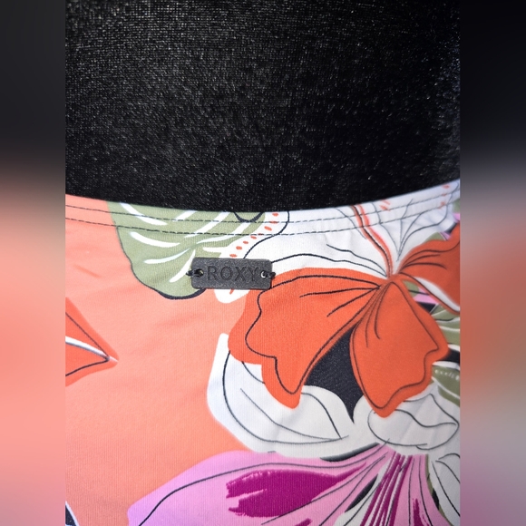 ROXY NWT swimsuit with cutouts Size Large - Picture 9 of 10